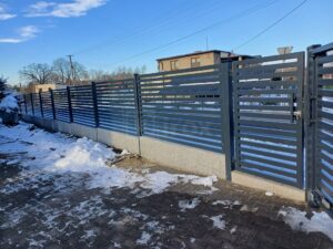 czyszczenie ogrodzenia po zimie