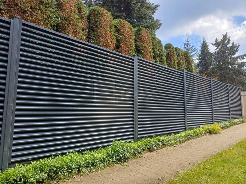 Najlepsze ogrodzenia akustyczne: które ogrodzenie najlepiej tłumi hałas z ulicy?