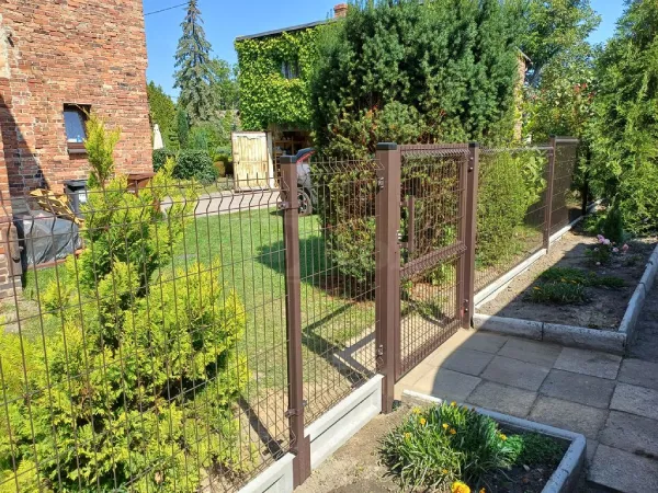 brązowe ogrodzenie kaskadowe z furtką