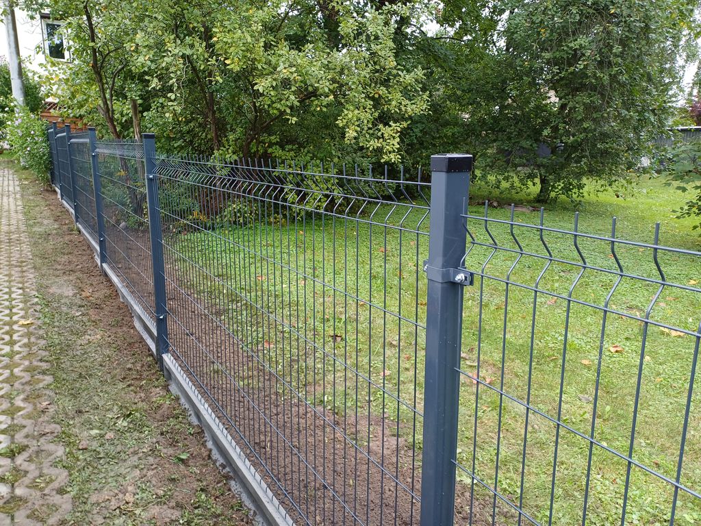 Antracytowe ogrodzenie panelowe 3D z betonową podmurówką - przykład trwałego i taniego ogrodzenia działki