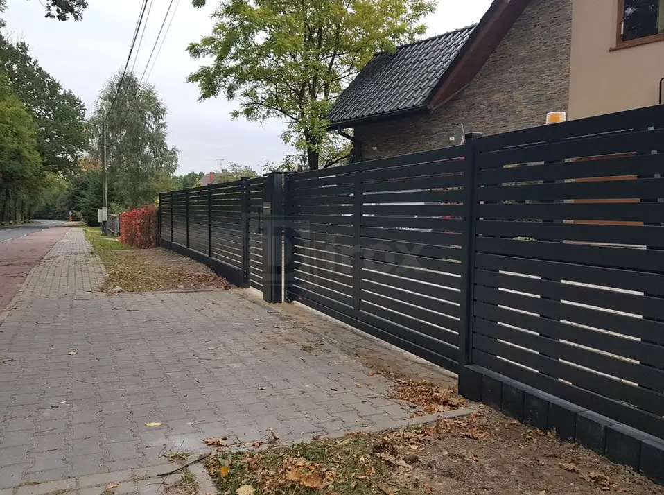 Ogrodzenie palisadowe z bramą przesuwną